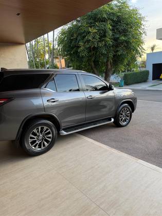 TOYOTA HILUX SW4 2.8 D-4D TURBO DIESEL SRX 7L 4X4 AUTOMÁTICO